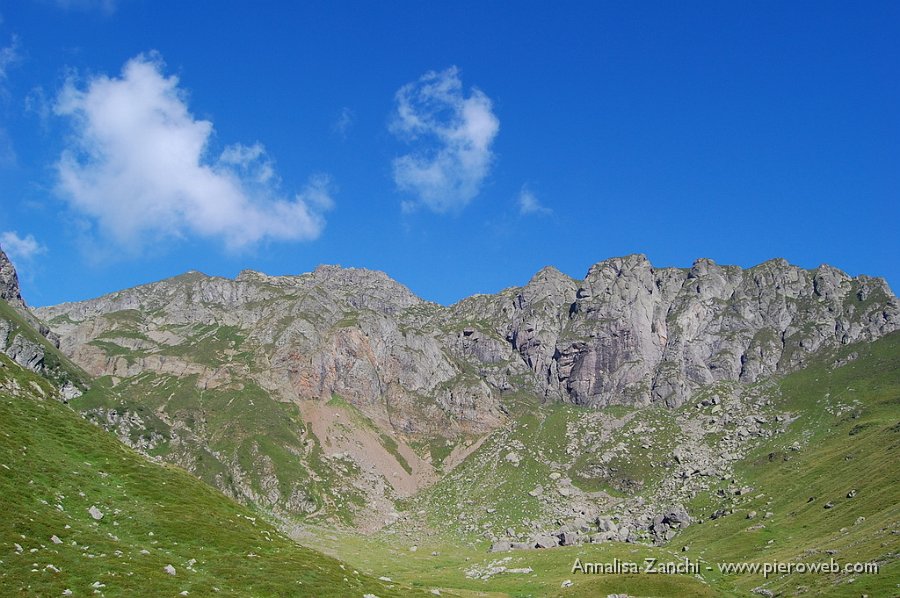 02 Lì sopra c'è il rifugio.JPG